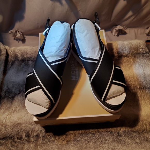 Michael Khors Sandals - Picture 4 of 5